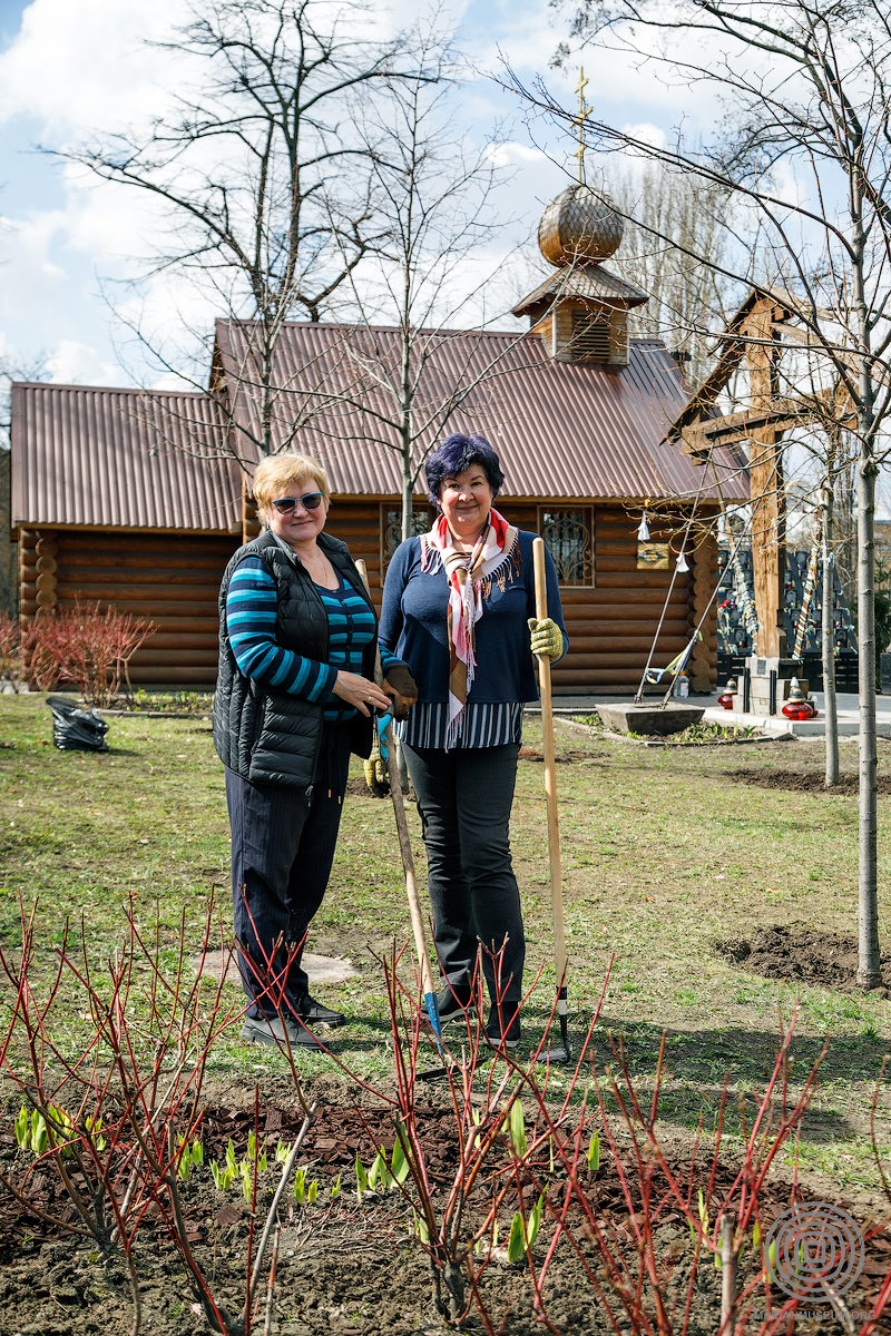 Марина Терентьєва (ліворуч) разом із Наталією Бойків (праворуч), дружиною Героя Небесної Сотні Володимира Бойківа. Алея Героїв Небесної Сотні, квітень, 2021