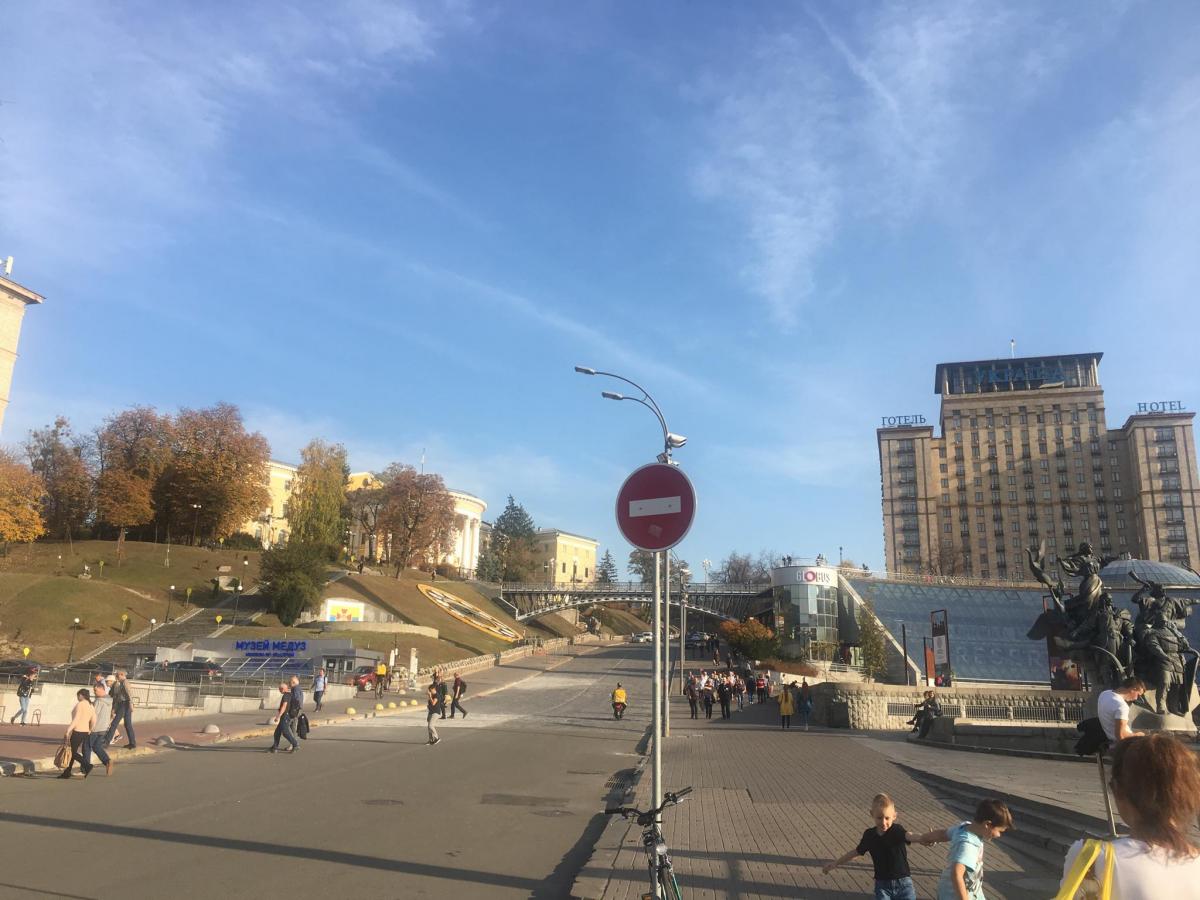 Заїзд на алею з боку Хрещатика. Знак "В'їзд заборонено".