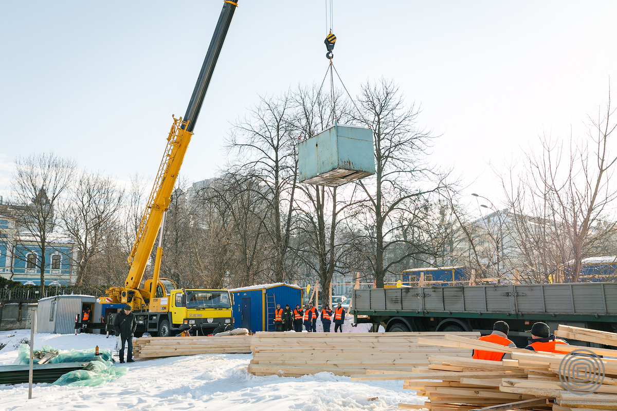 У підготовчі роботи входять огородження парканом та облаштування будівельного містечка