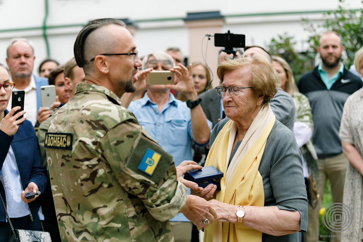 Вадим Гайдін вручив мамі Орисі Орден "Лицарський Хрест Добровольця", який започаткували самі добровольці