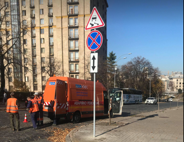 Знаки на алеї Героїв Небесної Сотні: "Слизька дорога", "Зупинку заборонено"